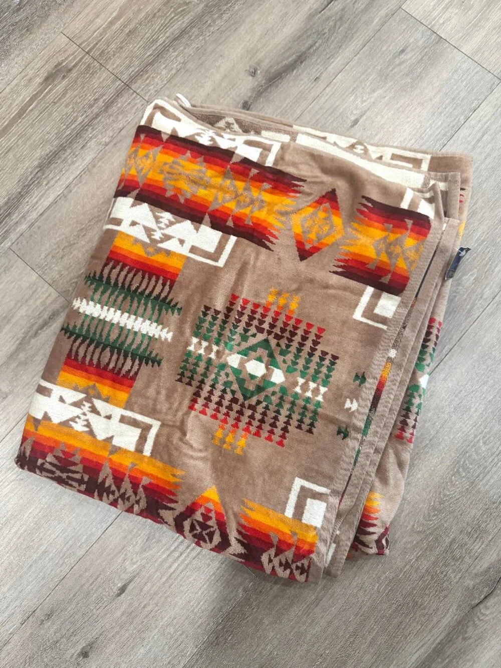 PENDLETON XB233-51114 JACQUARD SPA TOWL CHIEF JOSEPH KAHKI
